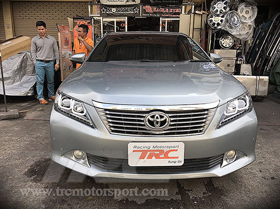 CAMRY 2012 ไฟหน้า โปรเจคเตอร์ DRL Light BAR ของ EAGLE EYE (สีดำ) V2.0